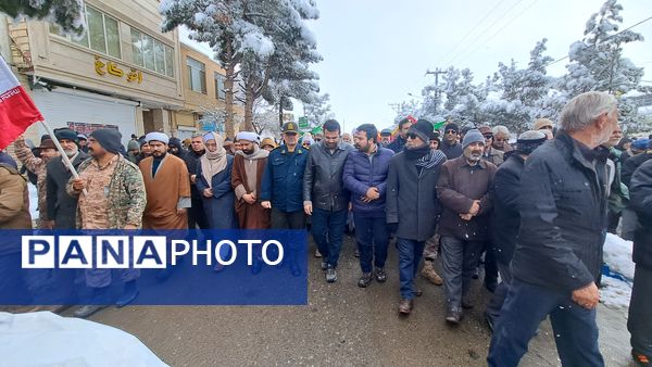 حضور پر شور فرهنگیان و دانش آموزان در کنار مردم ولایتمدار شهرستان صالح آباد در یوم الله ۲۲بهمن