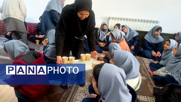 دانش‌آموزان دبیرستان حاج رحمت‌اله شیروانی در سوگ حضرت فاطمه زهرا(س)