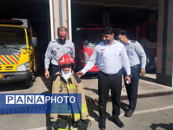 تقدیر دانش آموزان دبستان سرای دانش از قهرمانان بی ادعا در روز آتش نشانی