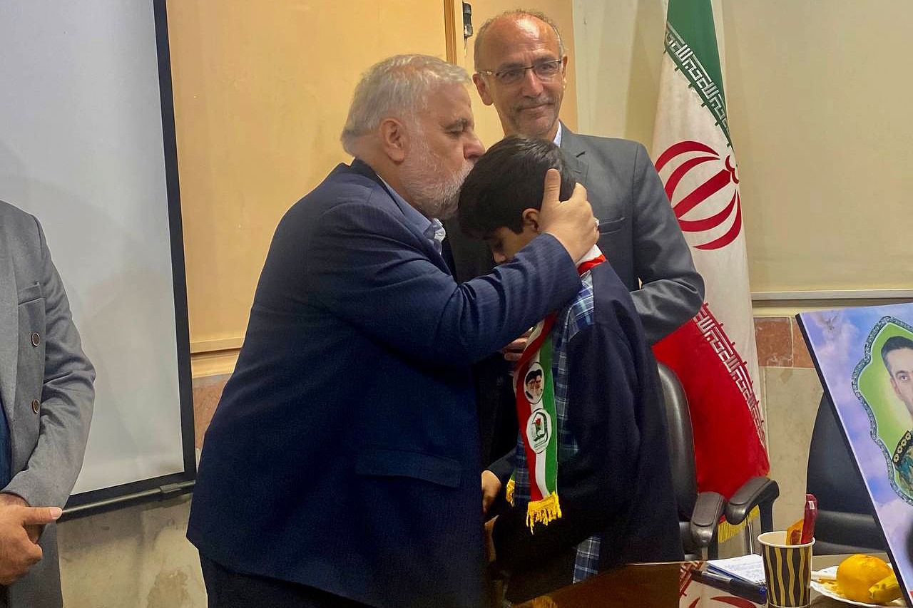 جلسه ستاد شاهد ورامین با محوریت ارتقای کیفیت آموزشی و تجلیل از فرزندان شهدا