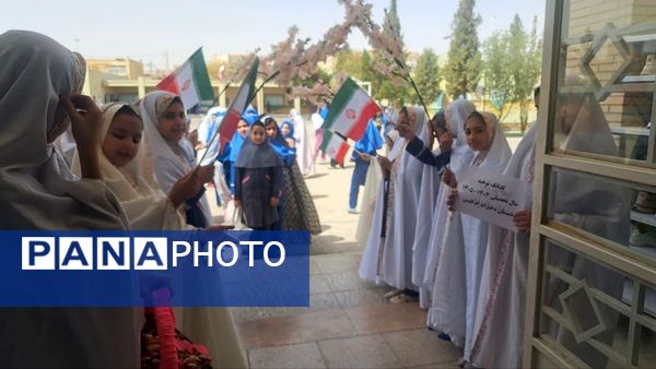 آغاز سال تحصیلی با طنین گلبانگ توحید در دبستان دخترانه ام‌البنین یزد