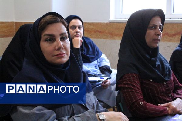  کارگاه دانش‌افزایی زبان انگیلیسی در دبیرستان‌ولایت بهارستان‌دو