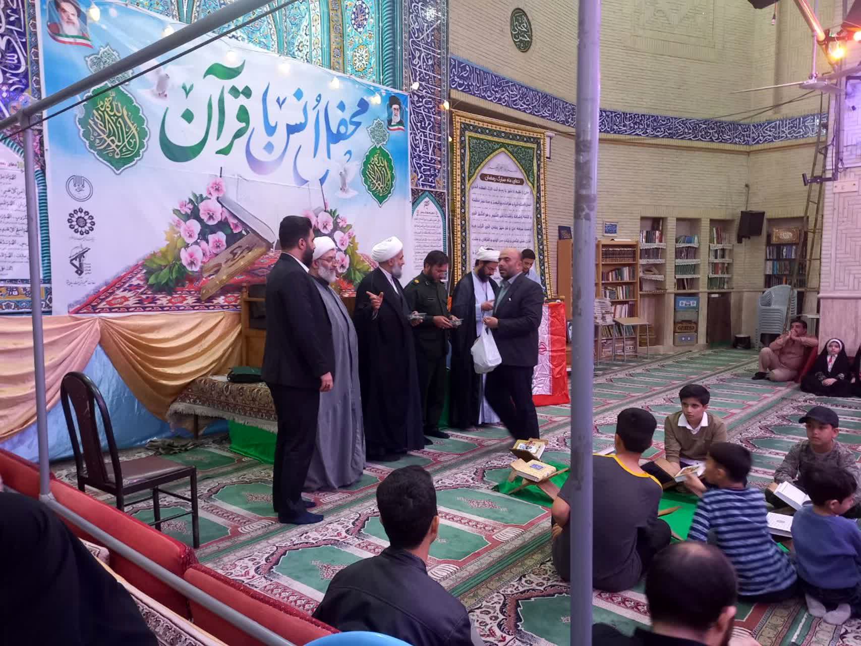 برگزاری محفل انس با قرآن و یادواره شهدای قرآنی در مسجد سرچشمه پیشوا 