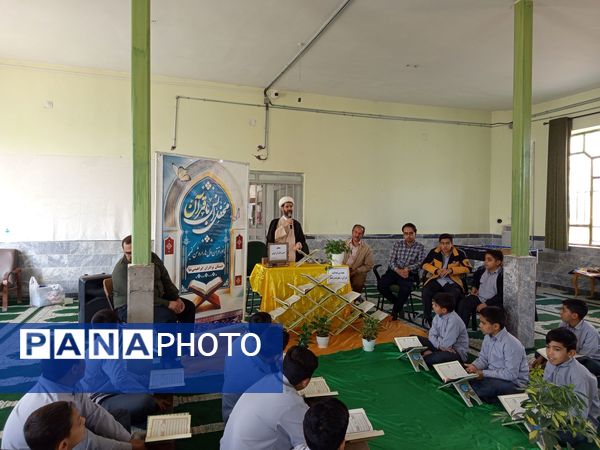 محفل انس با قرآن کریم در مدرسه برادران ابراهیمی‌نیا