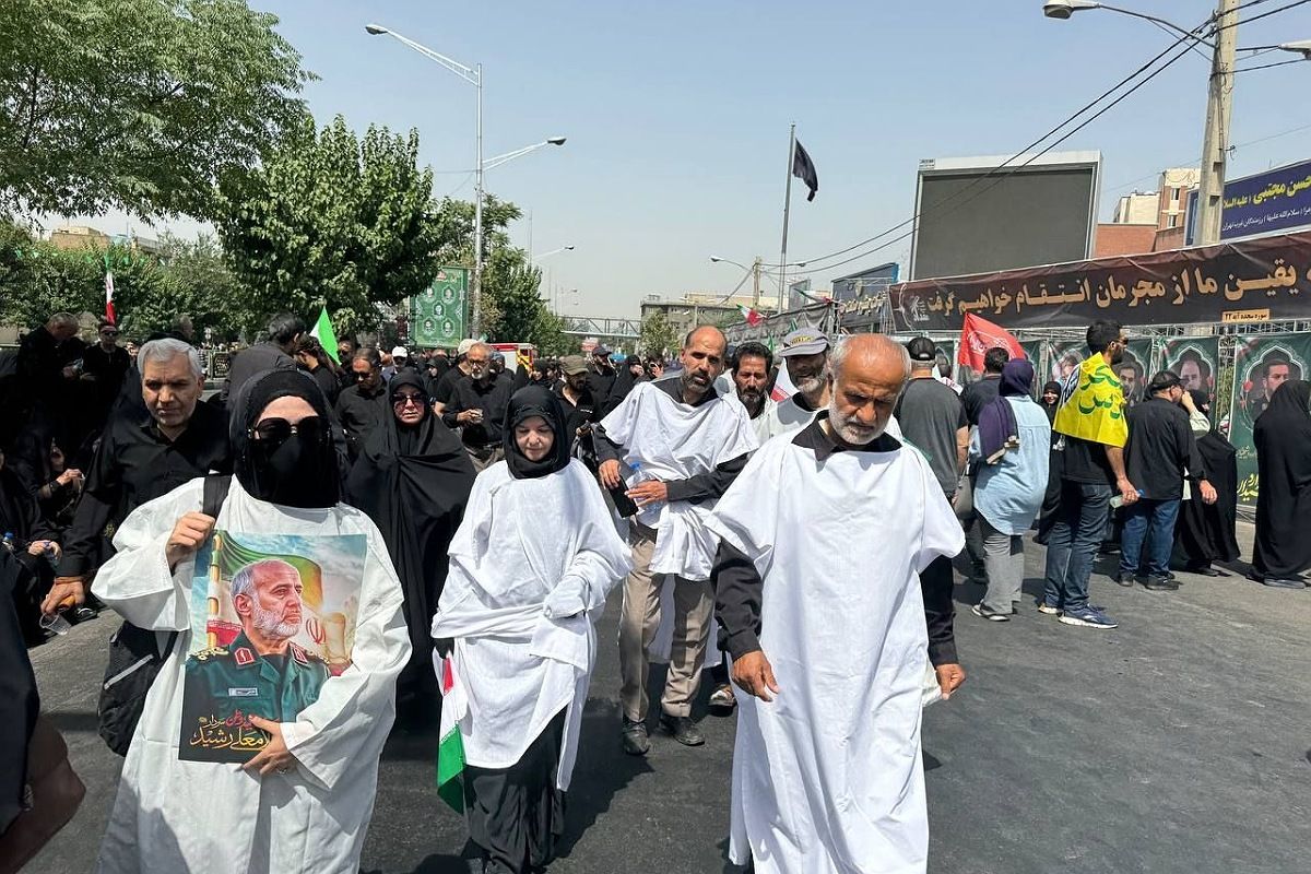 تشییع باشکوه پیکر شهدای اقتدار با حضور دانش‌آموزان رباط کریم در تهران