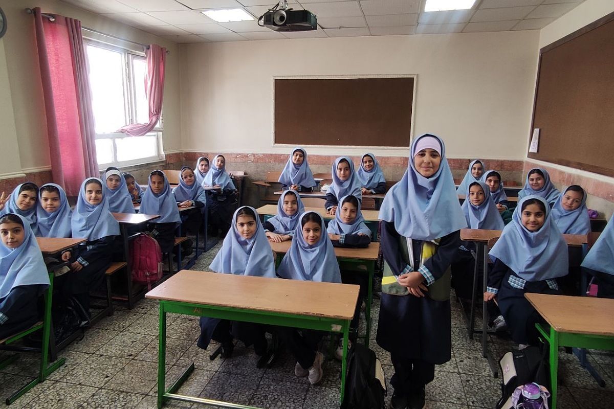 عکس یادگاری دختران کلاس ۴/۲ مدرسه میقات