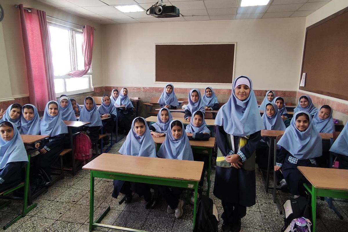 عکس یادگاری دختران کلاس ۴/۲ مدرسه میقات