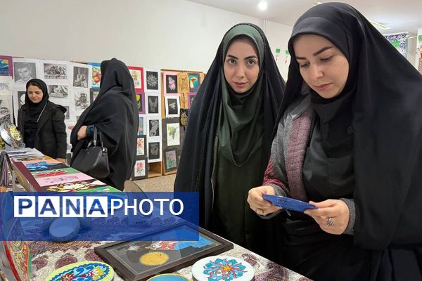 آیین افتتاحیه نمایشگاه هنری «ماها» در هنرستان شهید تاجیک بهارستان‌دو