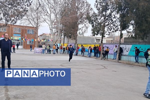 برگزاری مسابقه فوتبال گل کوچک درون مدرسه‌ای به‌مناسبت دهه فجر دبیرستان  پژوهش آشخانه 