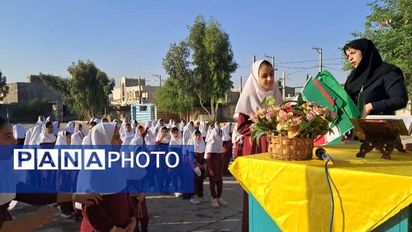 دیدار صمیمانه مأموران نیروی انتظامی با دانش‌آموزان دبستان استقلال 