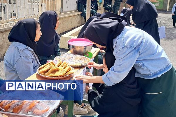 برگزاری بازارچه صنایع دستی و غذا در دبیرستان‌ حضرت‌ معصومه (س) شهرستان فیروزکوه