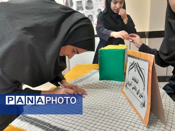 انتخابات شورای دانش آموزی در دبیرستان مادرمهربان خلیل آباد