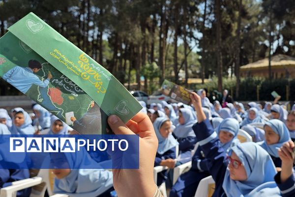 جشن عاطفه‌ها؛ لبریز از مهربانی در دبستان دخترانه قدر بهارستان ۲