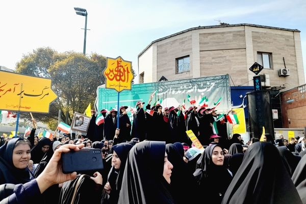 راهپیمایی روز دانش‌آموزان در ناحیه 6 مشهد 