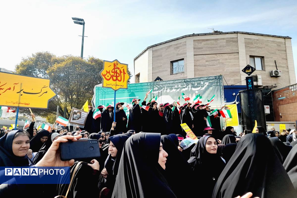 راهپیمایی روز دانش‌آموزان در ناحیه 6 مشهد 