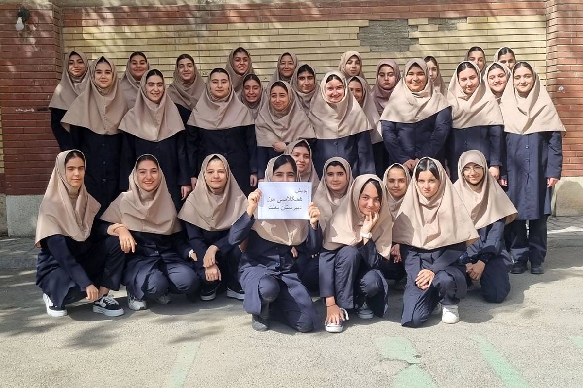 عکس یادگاری کلاس ۸/۲ مدرسه بعثت