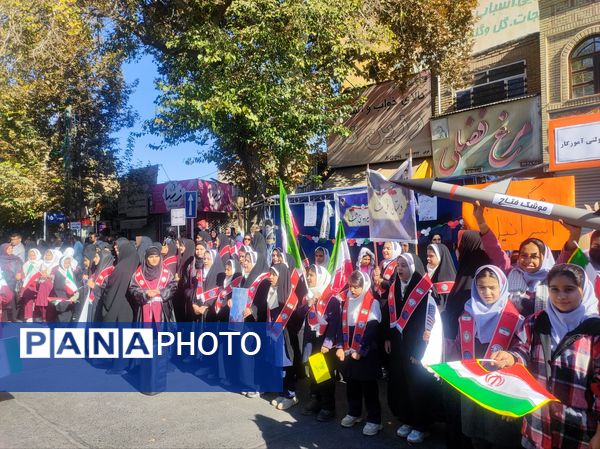 حضور پرشور دانش‌آموزان در راهپیمایی روز ۱۳ آبان