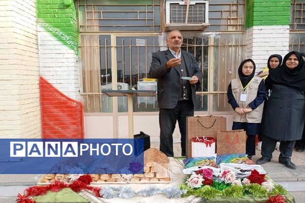 جشنی باشکوه به‌مناسبت ولادت حضرت علی (ع) و روز پدر در دبیرستان شهید مجید دهنوی 