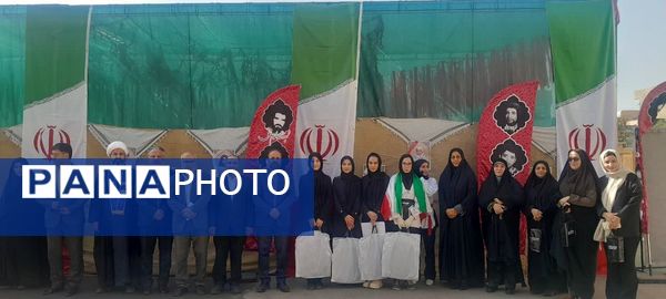 نمایش خیابانی دانش‌آموزان دختر استان البرز به مناسبت هفته دفاع مقدس 