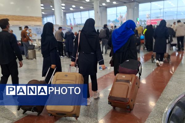 استقبال از زائران حرم امام رئوف در فرودگاه شیراز