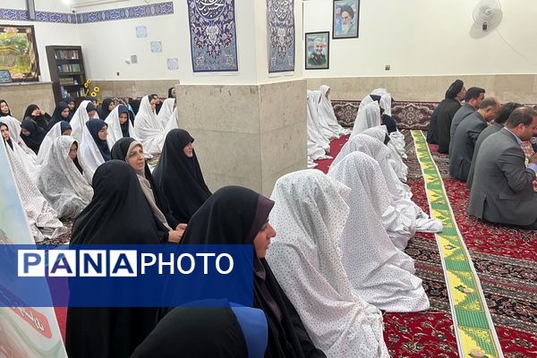 برپایی نماز جماعت همراه با بزرگداشت و تجلیل از مقام‌آوران دانش‌آموزی مدرسه نمونه دولتی ارشاد