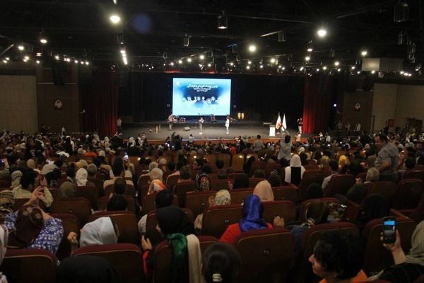 عمو پورنگ در کنار نوجوانان با نیازهای ویژه؛ جشن شادی و مهربانی در فرهنگسرای بهمن