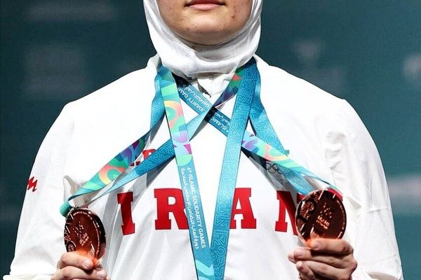  دانش آموز دختر اردبیلی در رقابت‌های وزنه‌برداری کشورهای اسلامی طلا گرفت