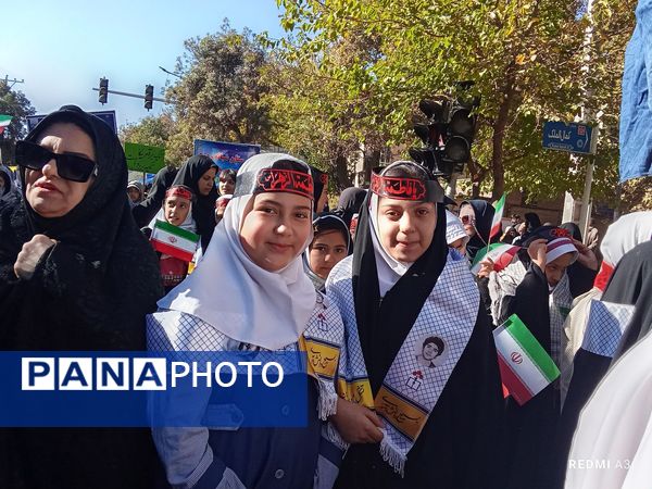 راهپیمایی 13 آبان با حضور حداکثری دانش آموزان در شهرستان نیشابور 