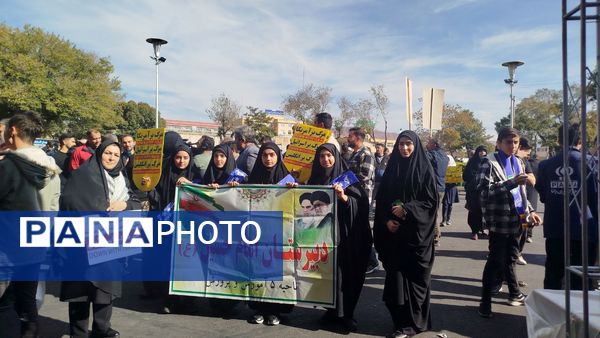 غرفه نسل افتخار سازمان دانش‌آموزی استان آذربایجان شرقی در راهپیمایی ۱۳‌ آبان