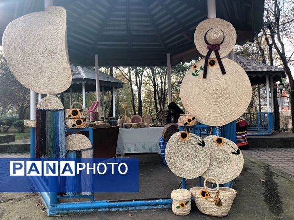 نمایشگاه دست سازه‌ها، نمایش حضور سوادآموزان