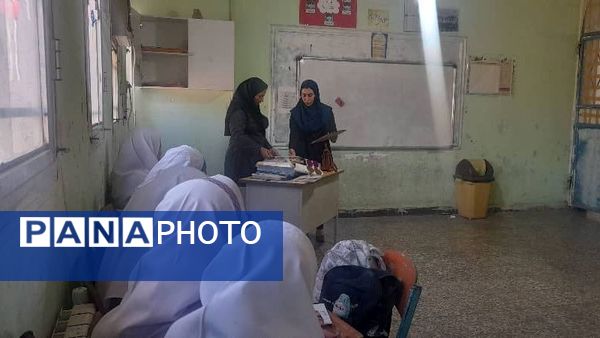 بازدید مدیر آموزش و پرورش حاجی آباد از دبستان استقلال