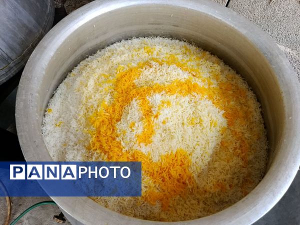 پخت و توزیع نذری در روز تاسوعای حسینی روستای حسن آباد داراب استان فارس