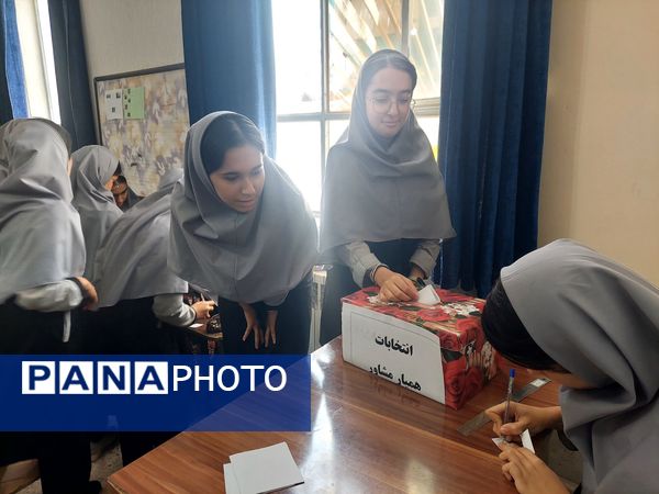  تجلیل از همیاران مشاور دبیرستان نمونه دولتی مهرورزان