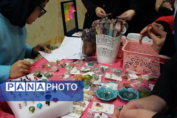 برپایی بازارچه کسب و کار دانش‌آموزی در مدرسه حضرت معصومه (س) ناحیه 4 کرج