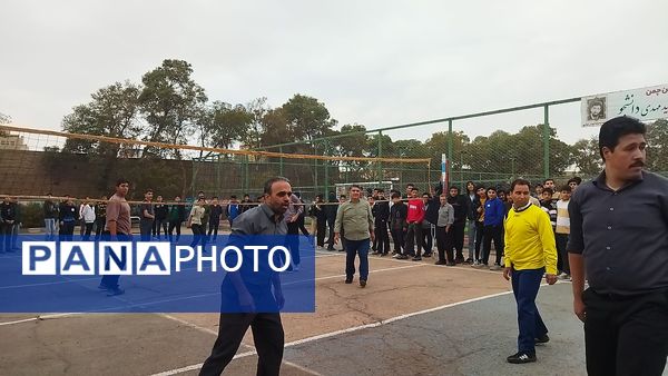 مسابقه والیبال بین دو تیم منتخب دبیران و منتخب دانش آموزان در دبیرستان شاهد ابوذر غفاری 