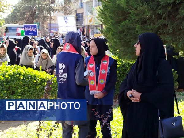 حضور پرشور دانش‌آموز خبرنگاران پانا کاشمر در راهپیمایی ۱۳ آبان