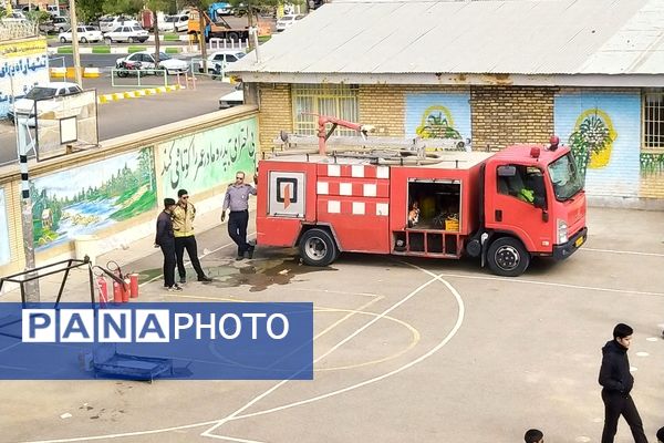 حضور آتش‌نشانان در دبیرستان میثاق کاشمر