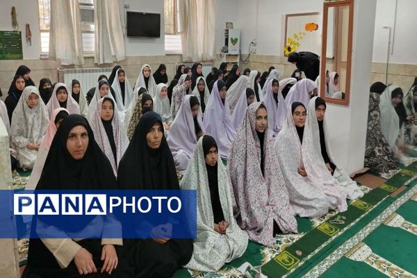 اقامه نماز جماعت در دبیرستان شهید مجید دهنوی نیشابور