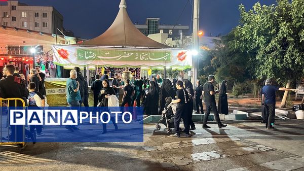 نوجوانان تهرانی هم‌نوا با اسرای کربلا به سوگ امام حسین (ع) نشستند