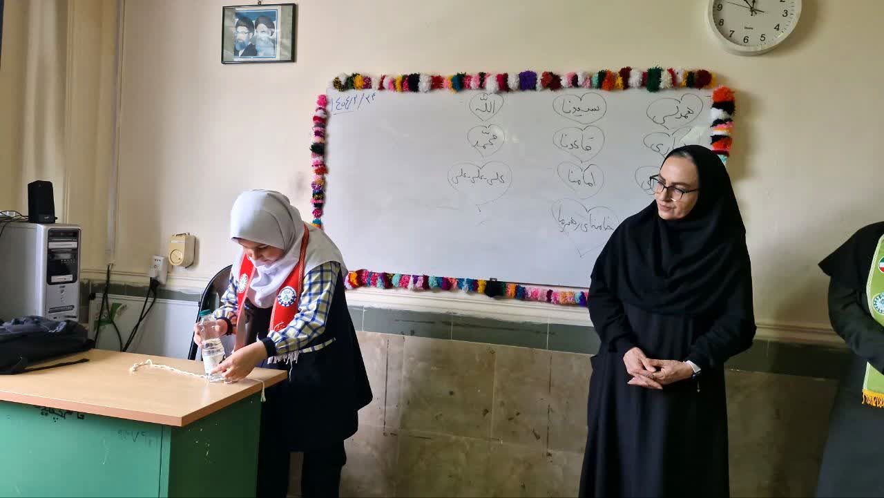 بازدید مدیر و ارزیاب سازمان دانش‌آموزی محمودآباد از دبستان تشکیلاتی عصمت