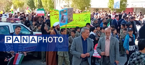 برگزاری راهپیمایی ۱۳ آبان روز دانش‌آموز در شهرستان فیروزکوه 