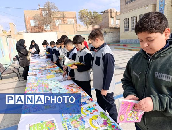 برگزاری نمایشگاه کتاب در دبستان معلم دو آشخانه 