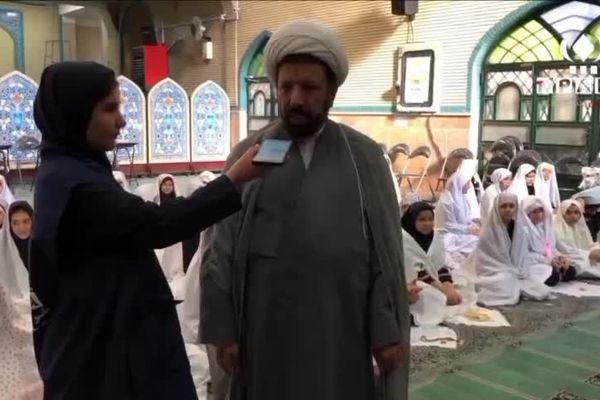 اقامه نماز جماعت توسط دانش‌آموزان در مسجد صاحب الزمان (عج) 