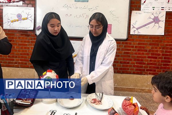 ویژه‌برنامه روز آزمایشگاه در دبیرستان پروفسور رزاقی کهریزک 