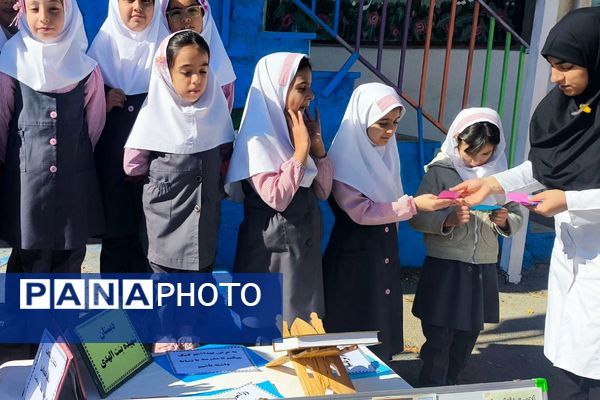 افتتاحیه طرح سفیران سلامت فیروزکوه همراه با اهدای کارت و توزیع مکمل