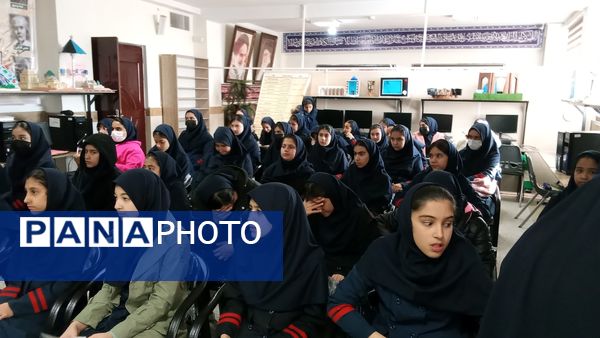 برگزاری طرح لاله های روشن به یاد شهید سید حمید رضا سیاهپوش در آموزشگاه دخترانه  فرزانگان ملارد 