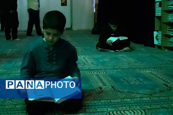 اعتکاف دانش‌آموزی در مسجد سیدالشهدا(ع) شیراز