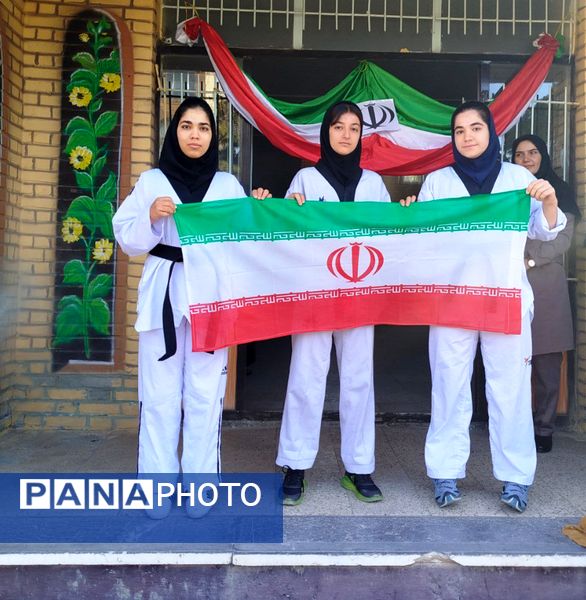 آغاز سال تحصیلی در دبیرستان نمونه زینب الکبری(س) قروه همراه با نواختن زنگ ایثار و مقاومت  