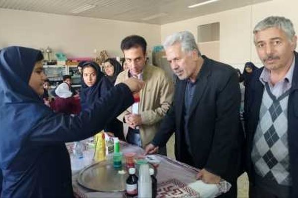 نمایشگاه علمی و آزمایشگاهی اسکو جلوه‌ای از خلاقیت و پژوهش دانش‌آموزی