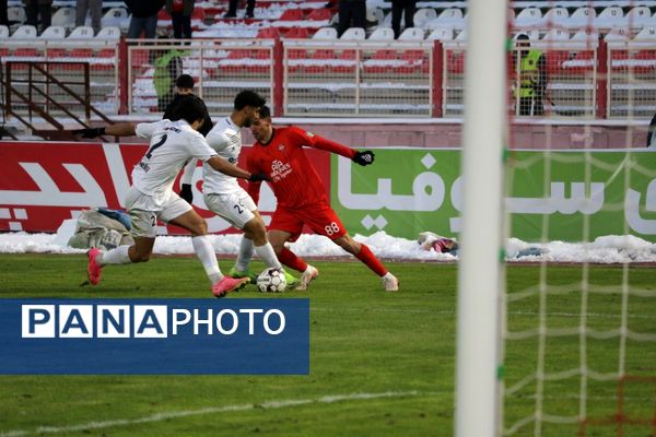 بازی تراکتور و ملوان در تبریز